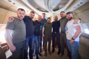 Зеленський повернувся в Україну з Туреччини з командирами "Азова"